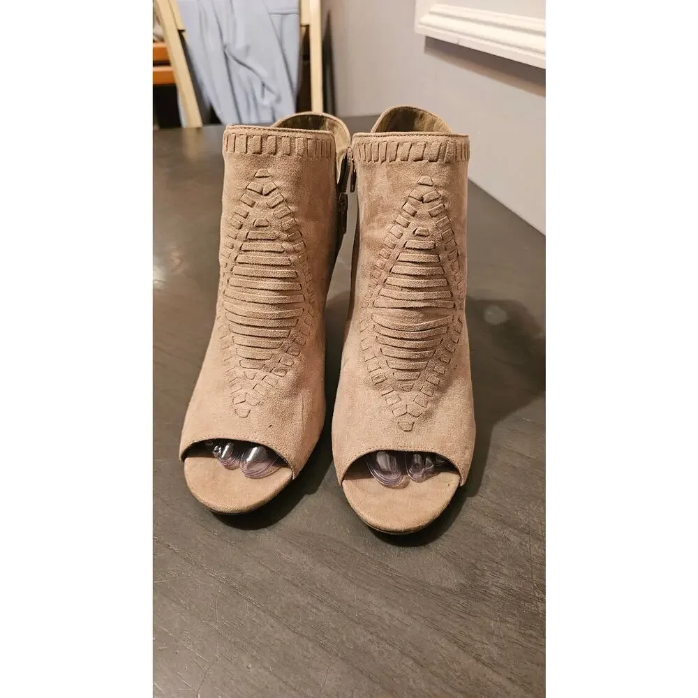 Women's size 12 tan Just Fab heeled open toe shoes‎